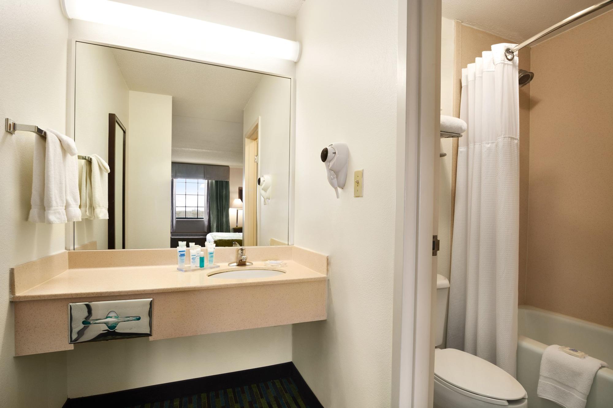 Wyndham Garden Wichita Downtown Hotel Bagian luar foto