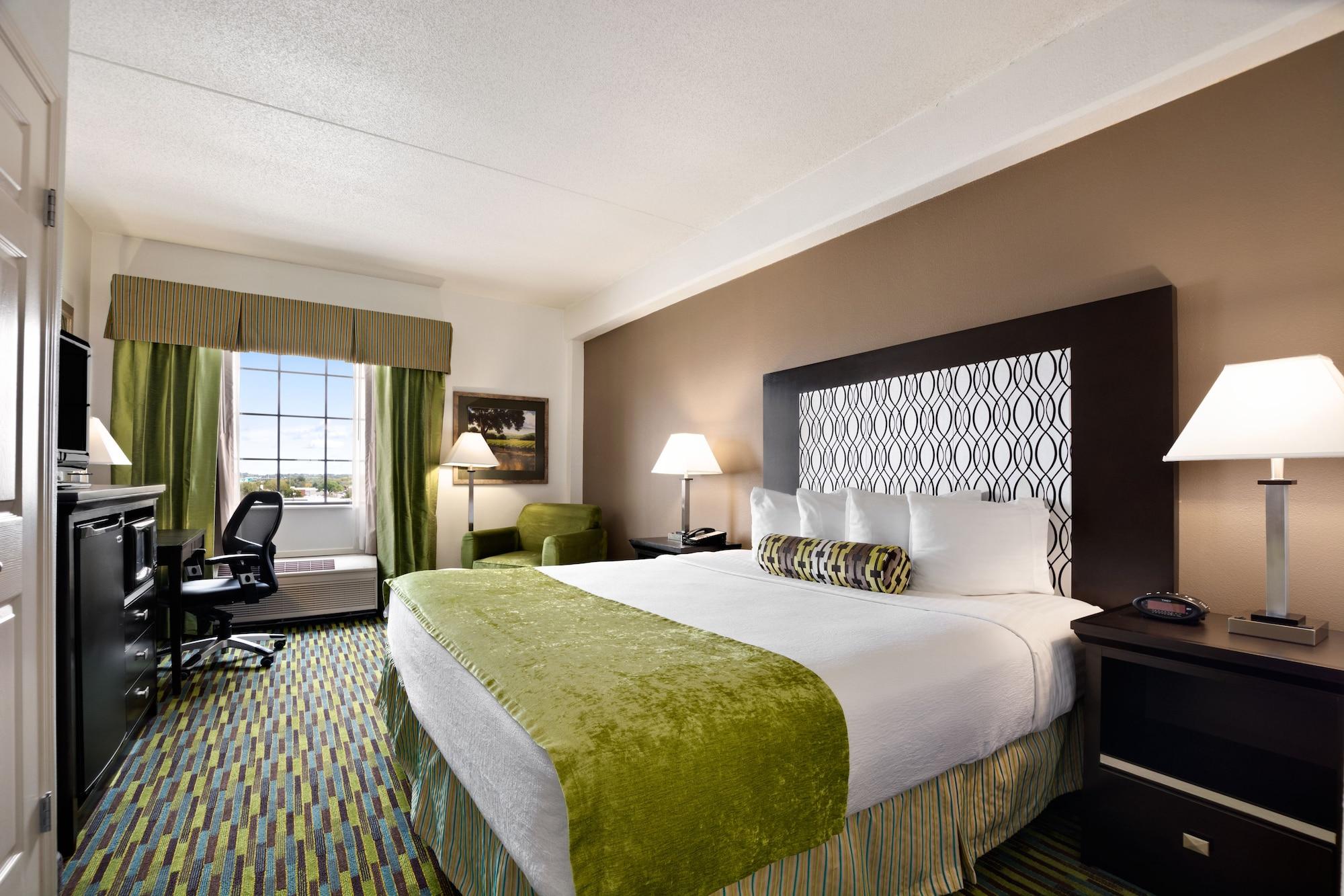 Wyndham Garden Wichita Downtown Hotel Bagian luar foto