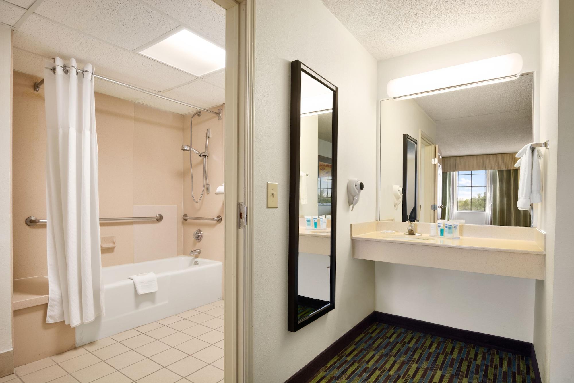 Wyndham Garden Wichita Downtown Hotel Bagian luar foto