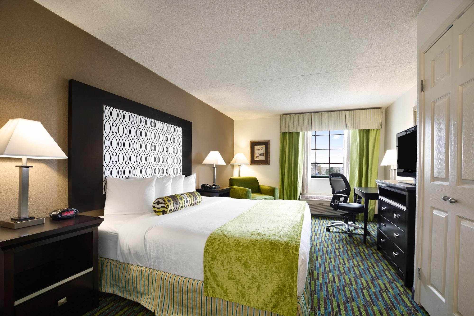 Wyndham Garden Wichita Downtown Hotel Bagian luar foto