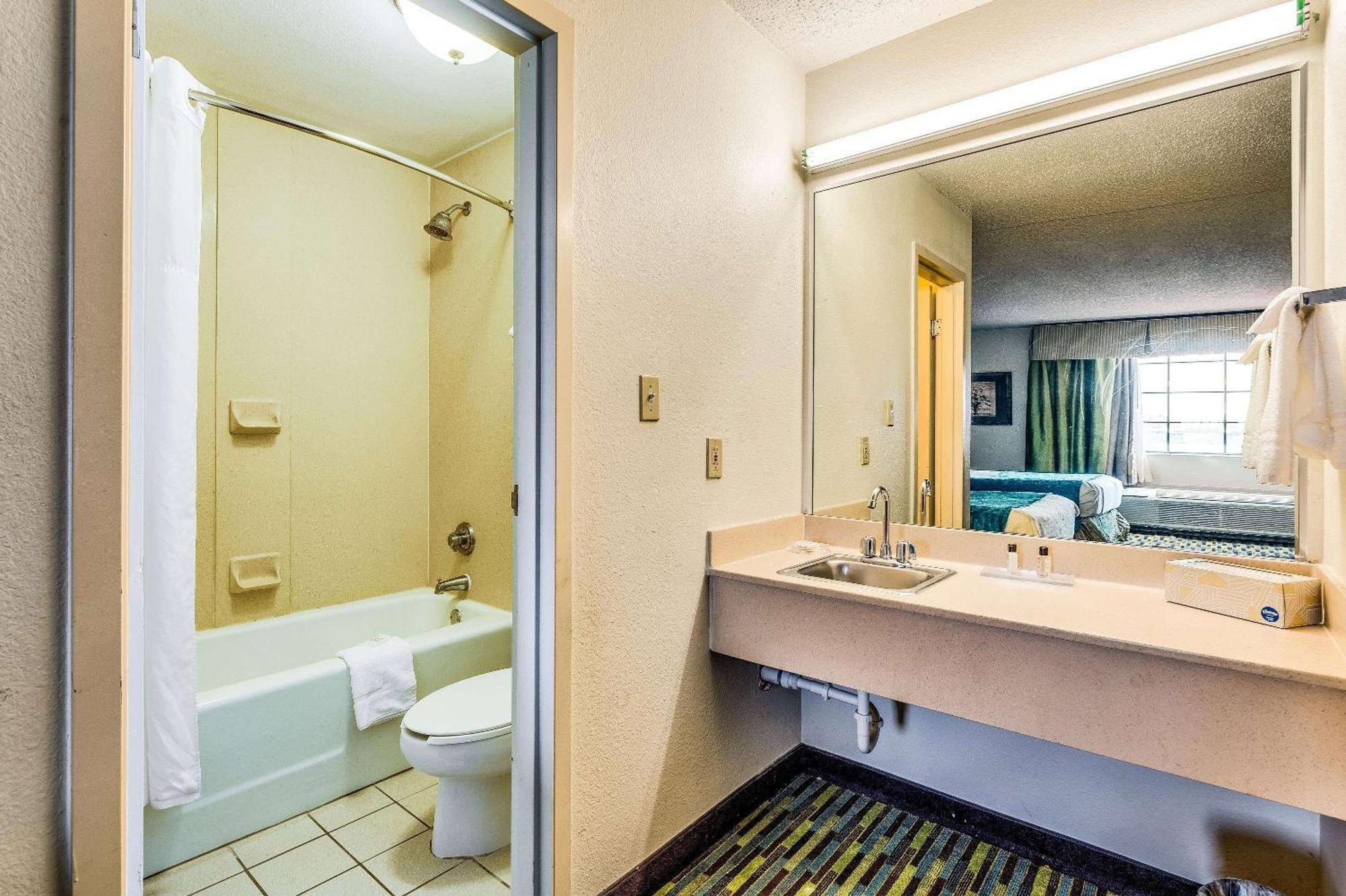 Wyndham Garden Wichita Downtown Hotel Bagian luar foto