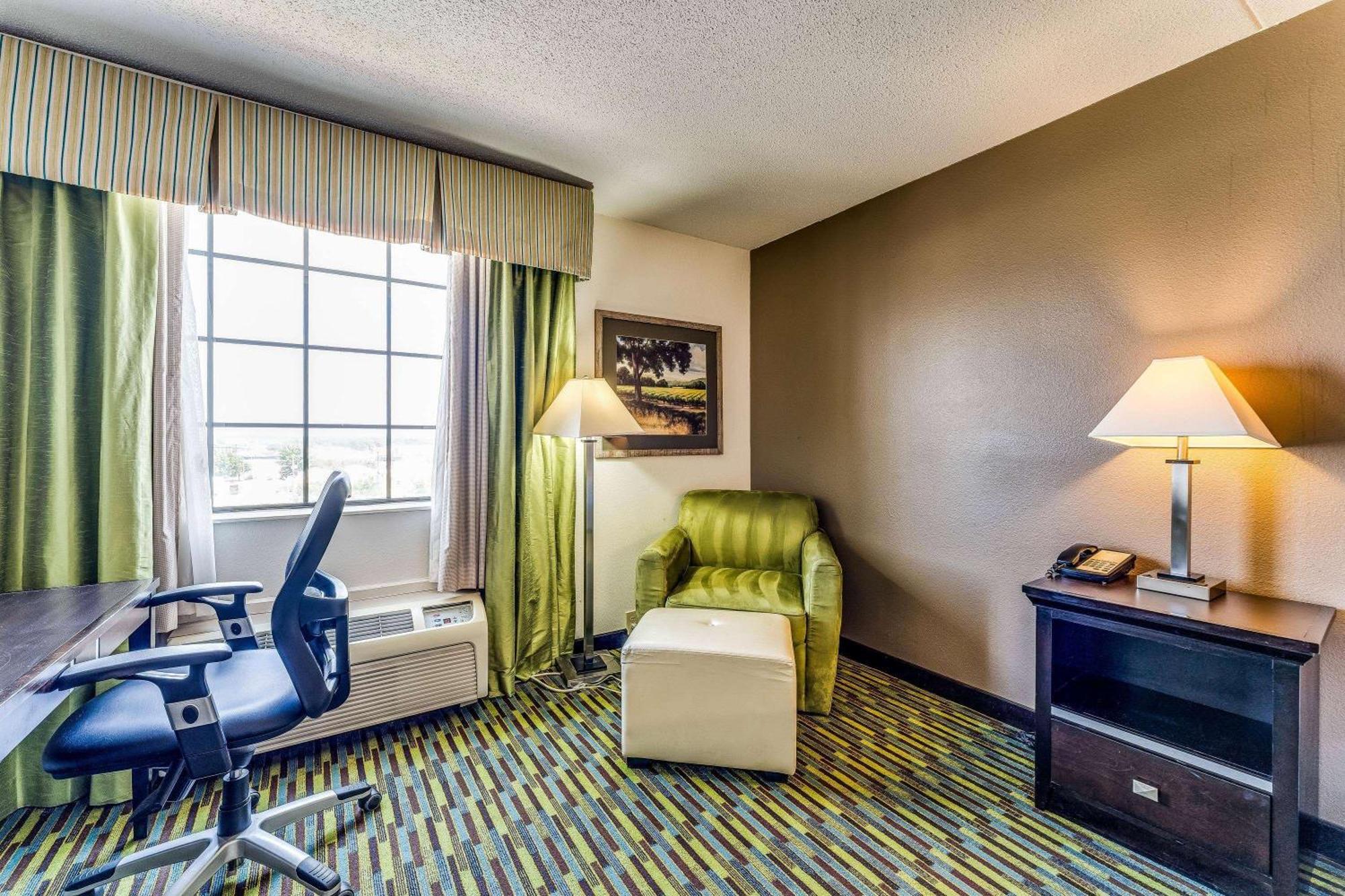 Wyndham Garden Wichita Downtown Hotel Bagian luar foto