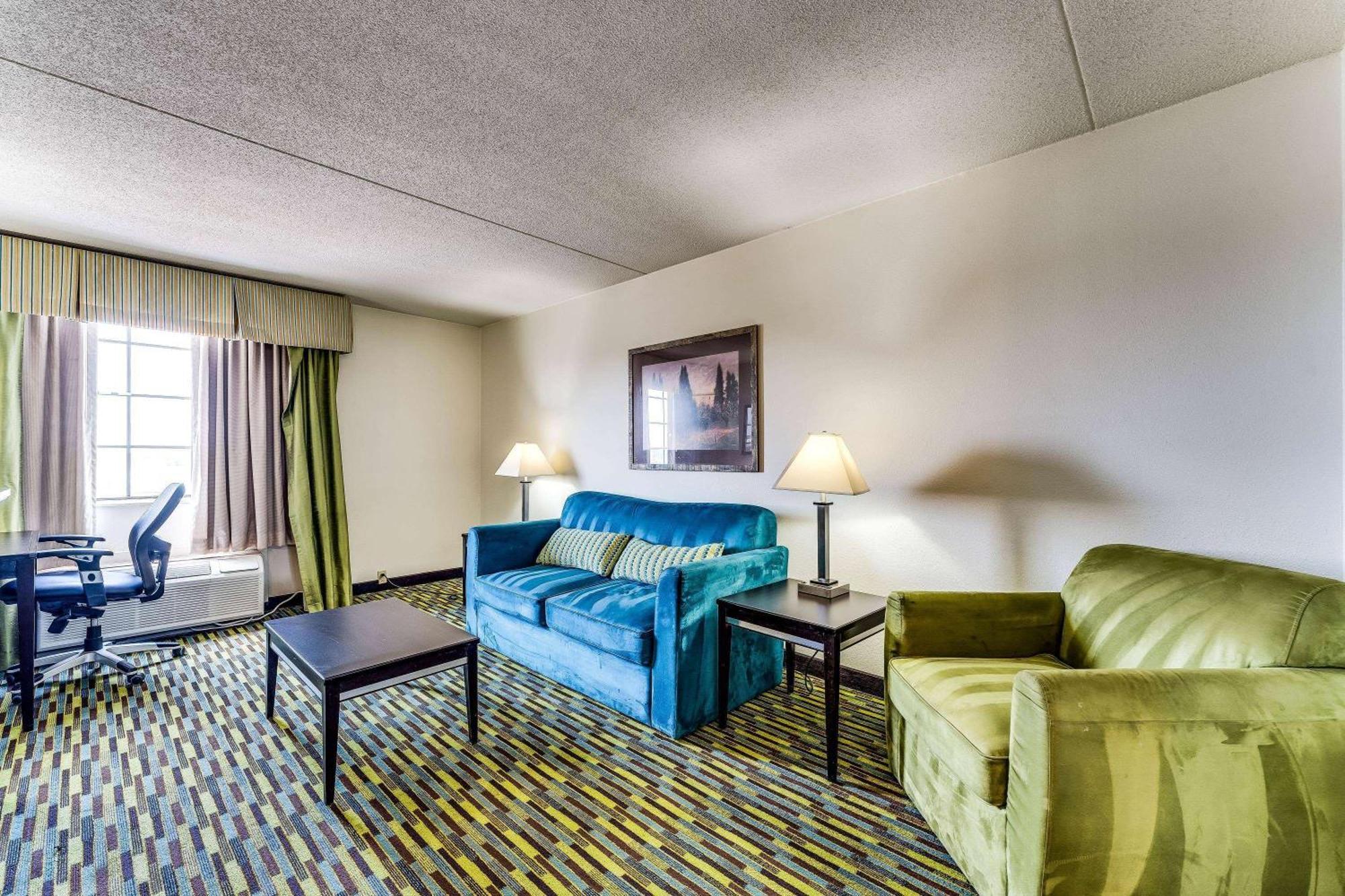 Wyndham Garden Wichita Downtown Hotel Bagian luar foto