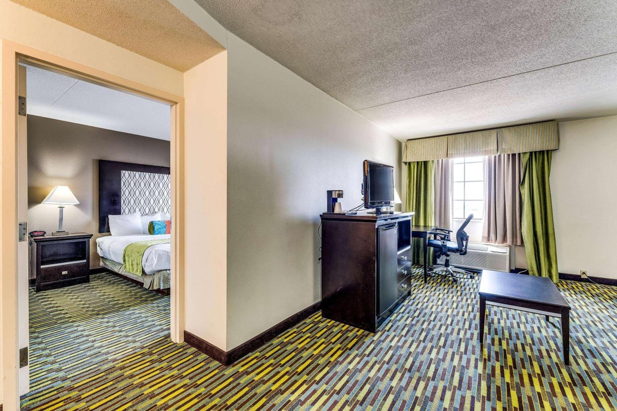 Wyndham Garden Wichita Downtown Hotel Bagian luar foto