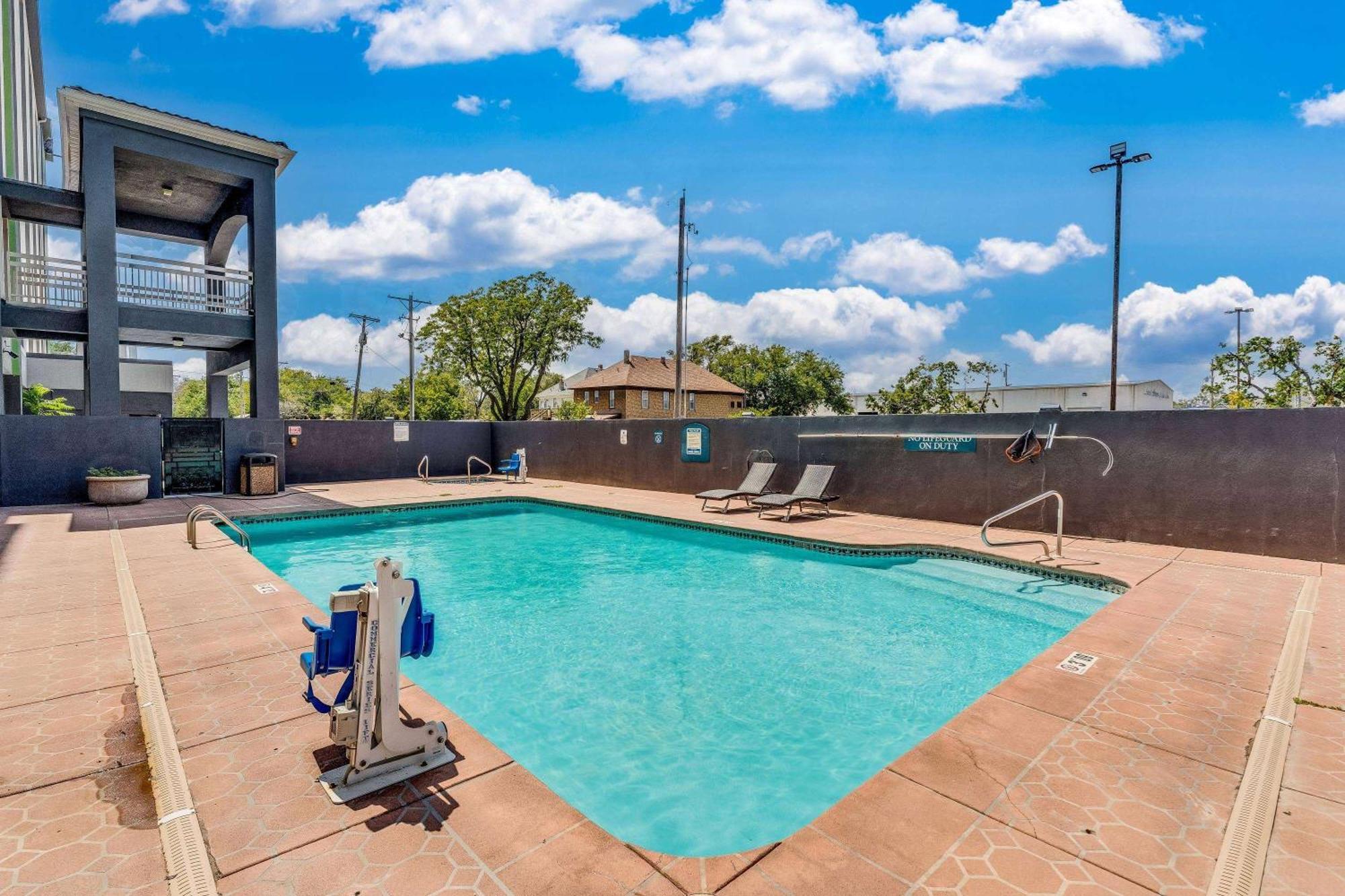 Wyndham Garden Wichita Downtown Hotel Bagian luar foto