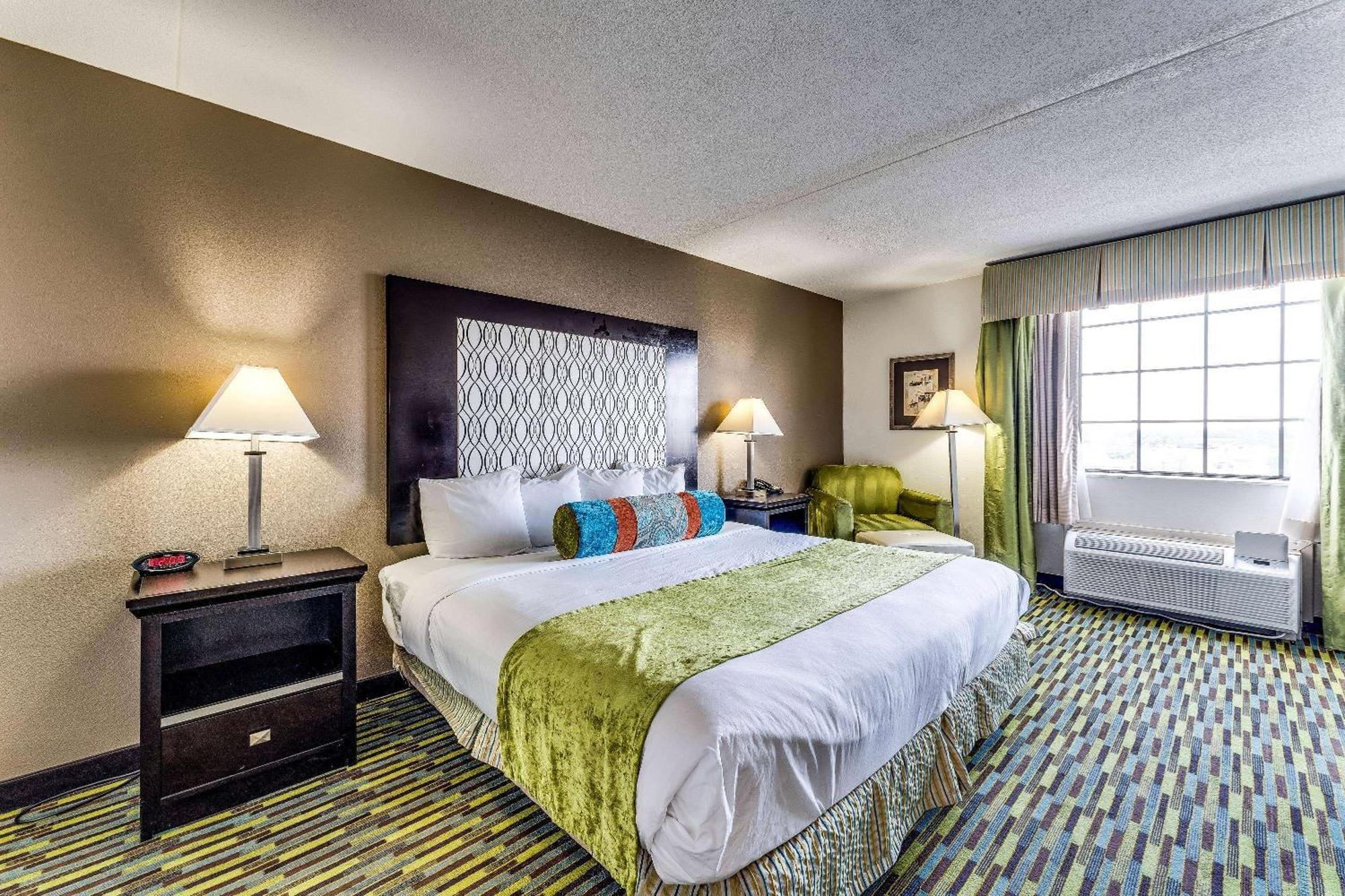 Wyndham Garden Wichita Downtown Hotel Bagian luar foto