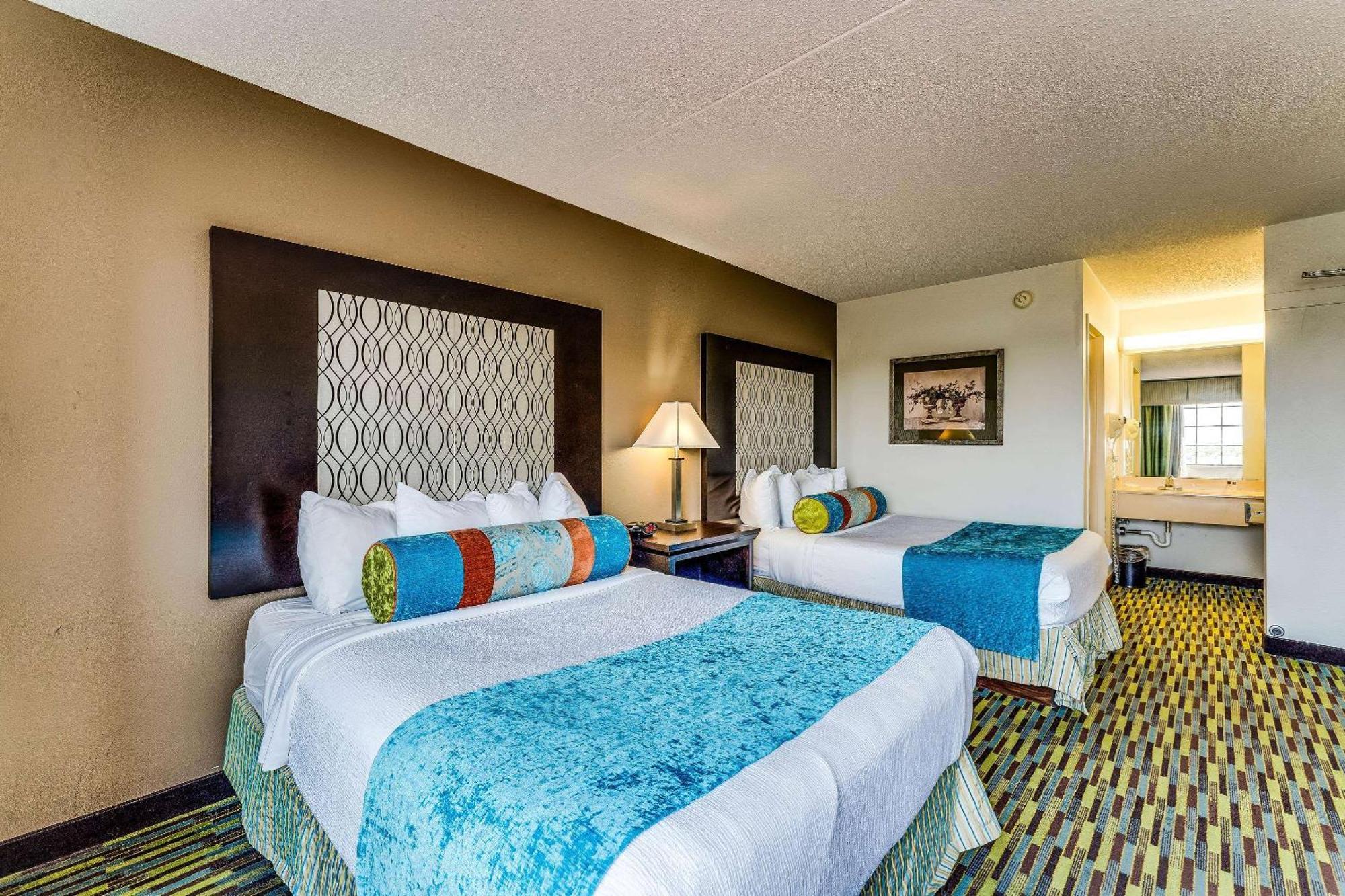 Wyndham Garden Wichita Downtown Hotel Bagian luar foto