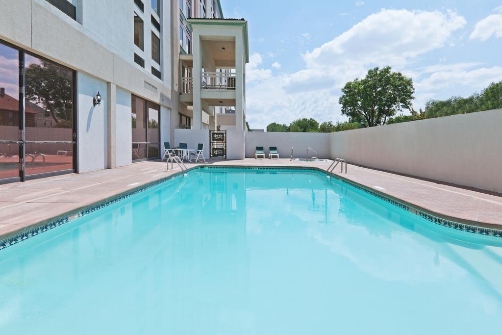 Wyndham Garden Wichita Downtown Hotel Bagian luar foto