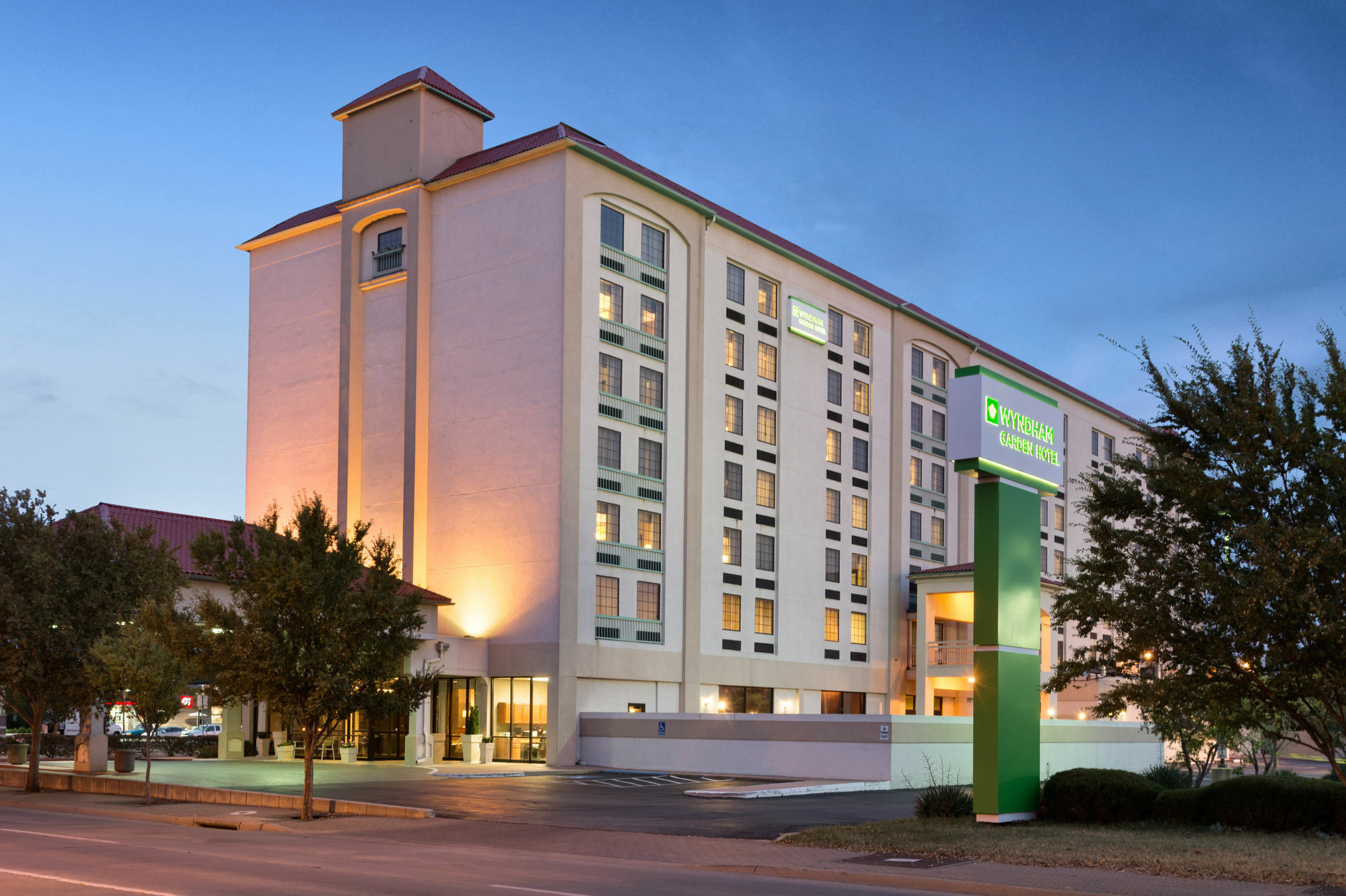 Wyndham Garden Wichita Downtown Hotel Bagian luar foto